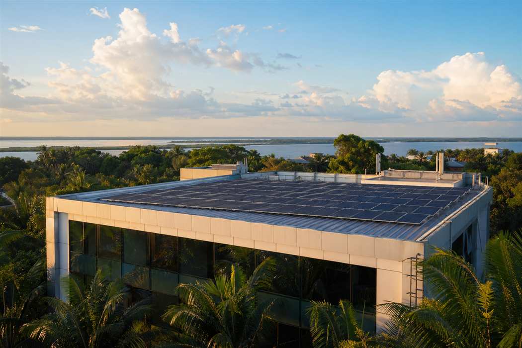 Instalação de painéis solares em Manaus